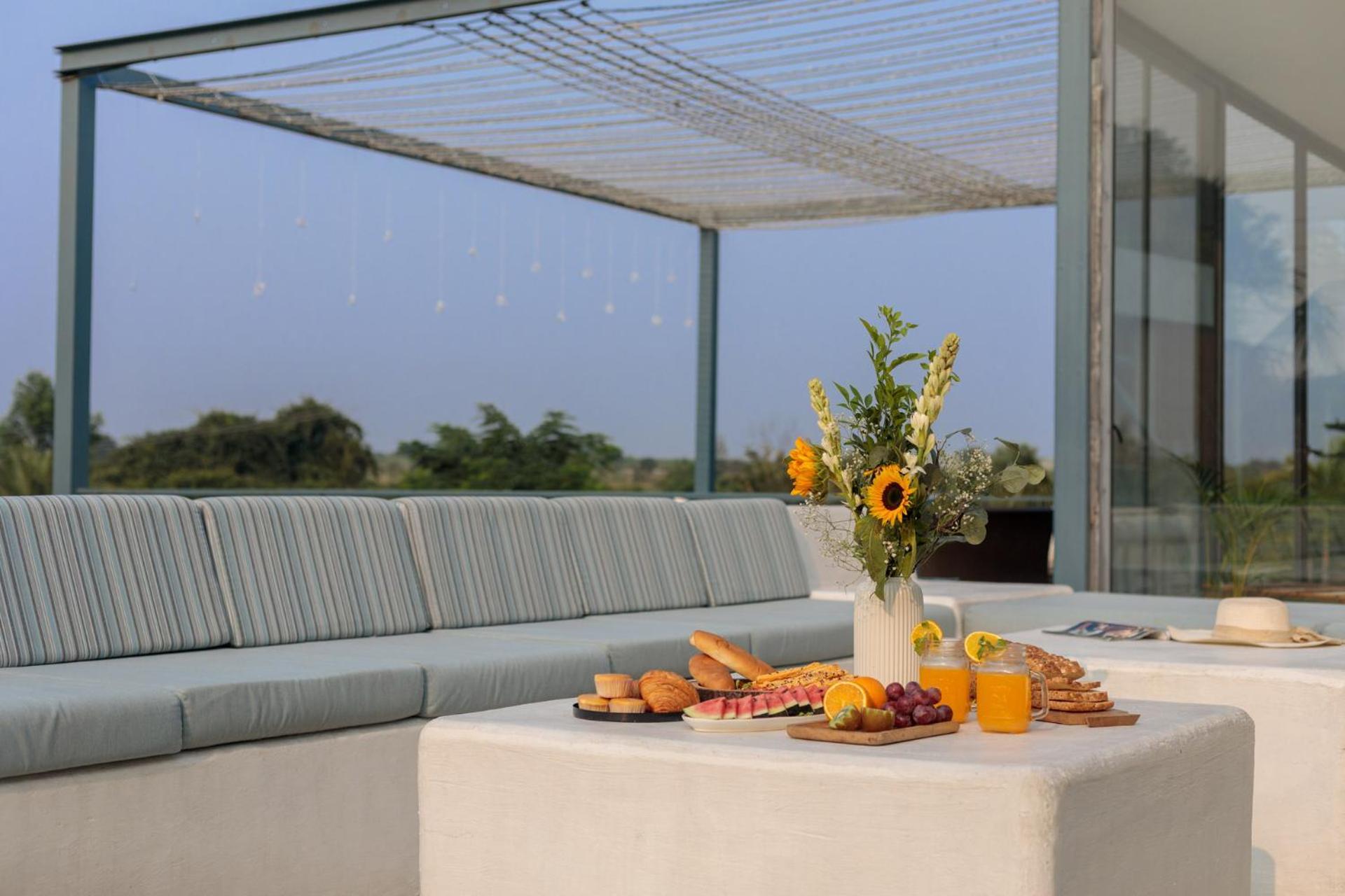 Open House By Stayvista - Nestled In Nature, Featuring A Swimming Pool & Expansive Lawn For A Serene Retreat Shikrapur Buitenkant foto