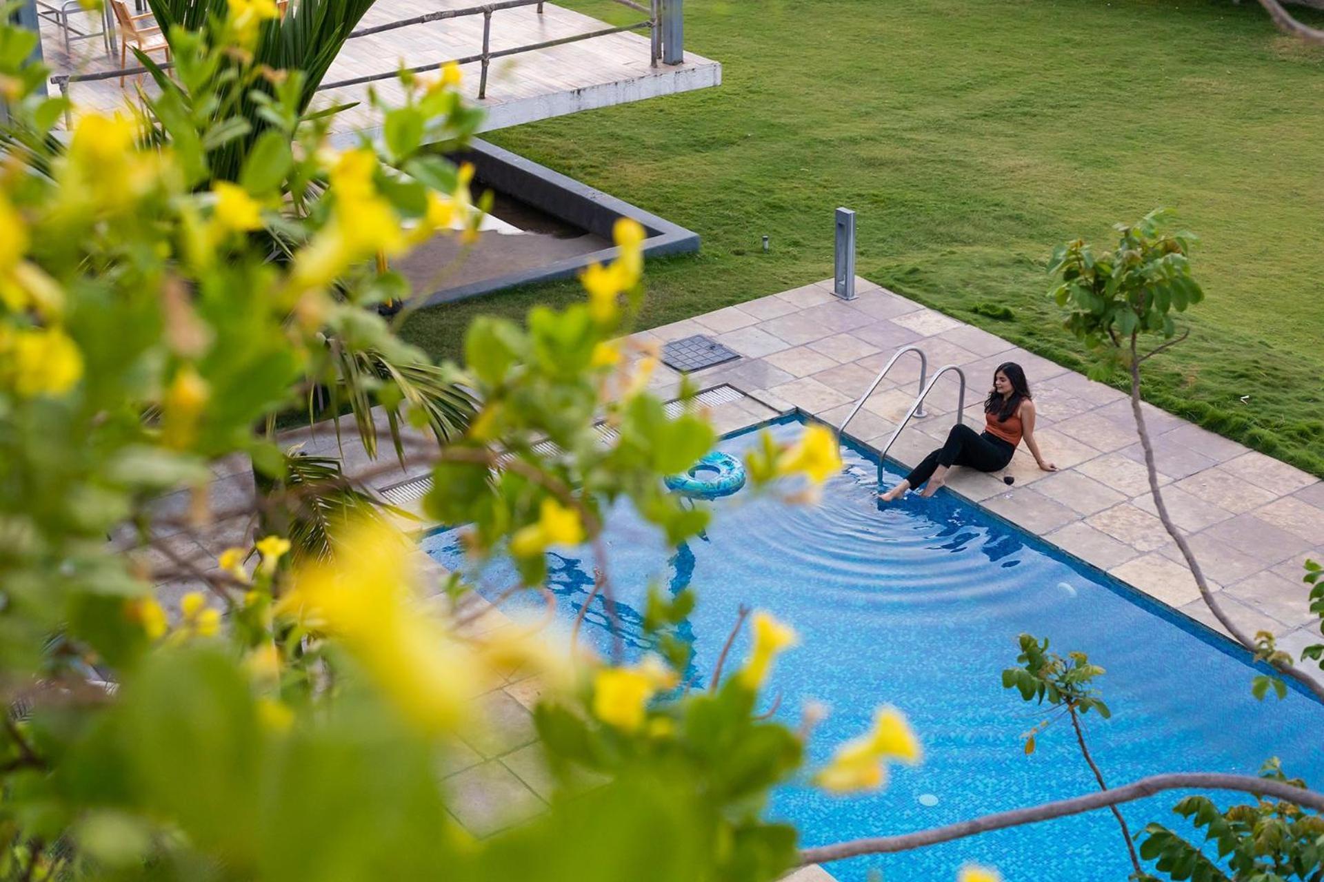 Open House By Stayvista - Nestled In Nature, Featuring A Swimming Pool & Expansive Lawn For A Serene Retreat Shikrapur Buitenkant foto